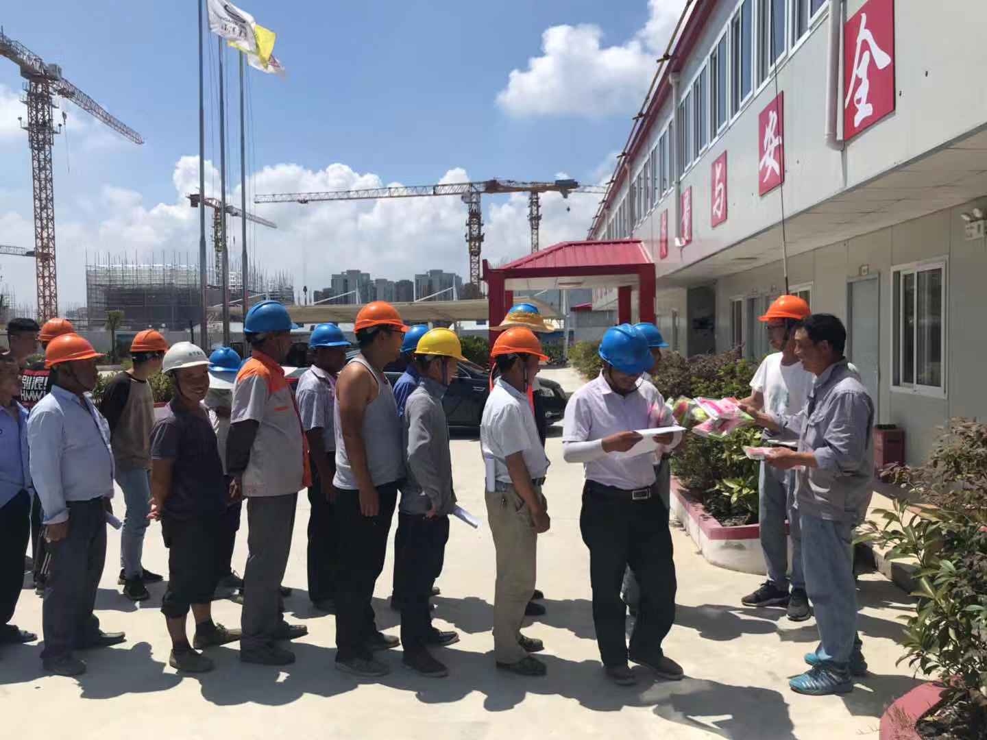 蘆五項目慰問品發(fā)放中
