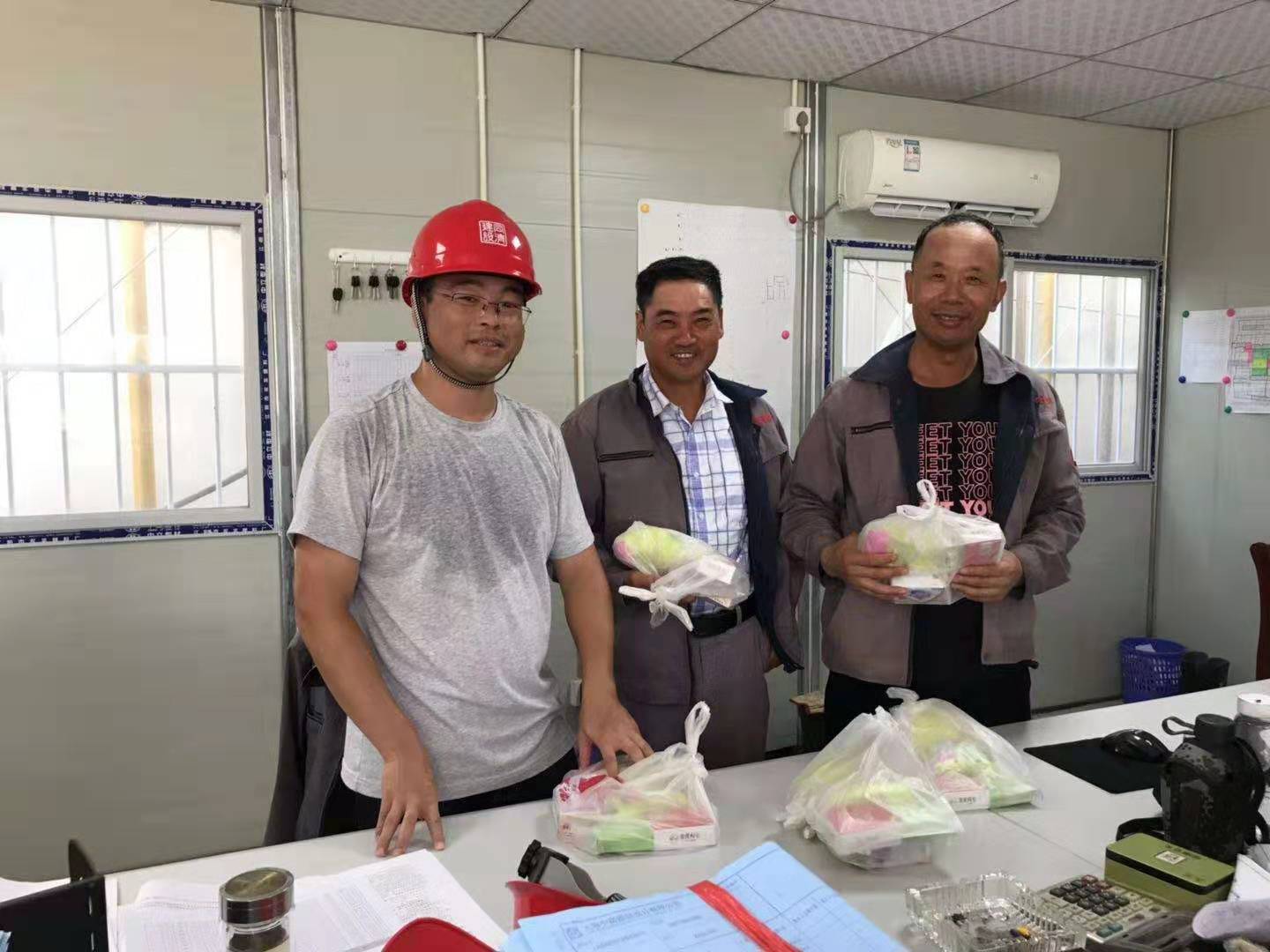 五浦匯大汗淋漓的項目經(jīng)理慰問品發(fā)放中
