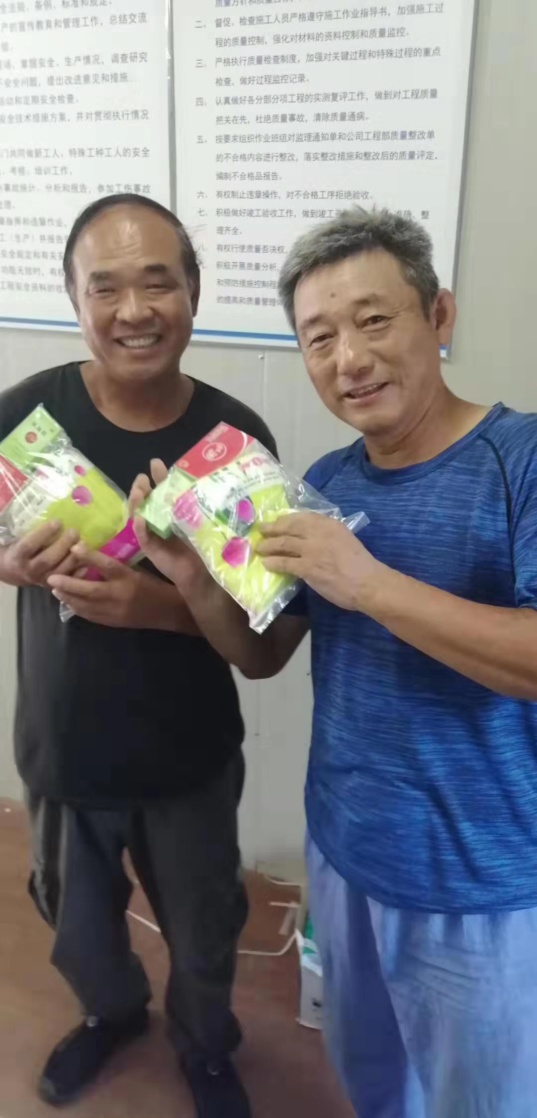 閔行項目領(lǐng)取慰問品的勞務(wù)人員